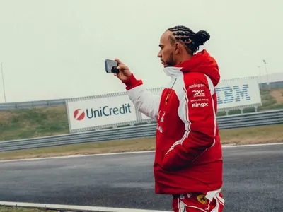 Hamilton prevê recomeço na Ferrari após 2025 desastroso: 'Reacende a chama'