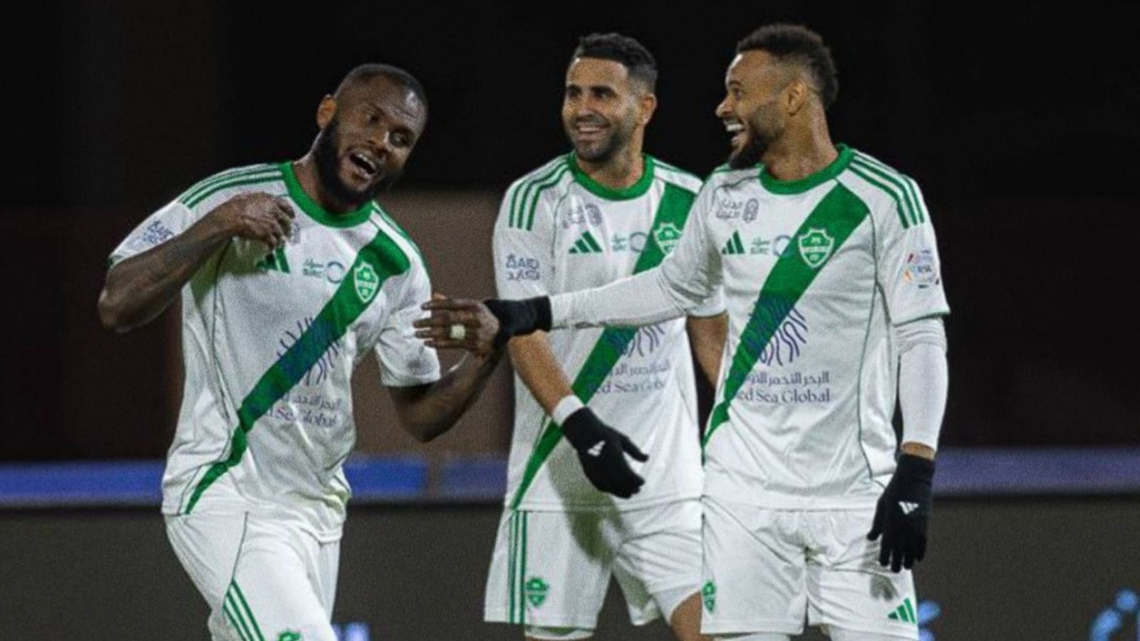 Kessié, Mahrez e Majrashi comemoram os gols do Al Ahli (Foto: Divulgação / SPL)