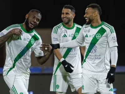 Al Ahli vence Neom com facilidade e cola na liderança do Saudita; veja gols