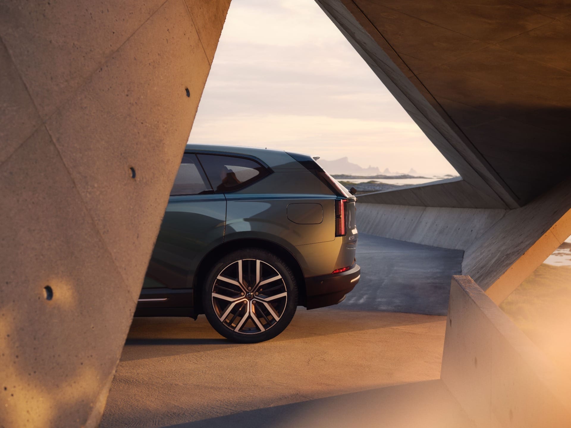 Lateral do novo Volvo EX60 contribui para coeficiente aerodinâmico de 0,26