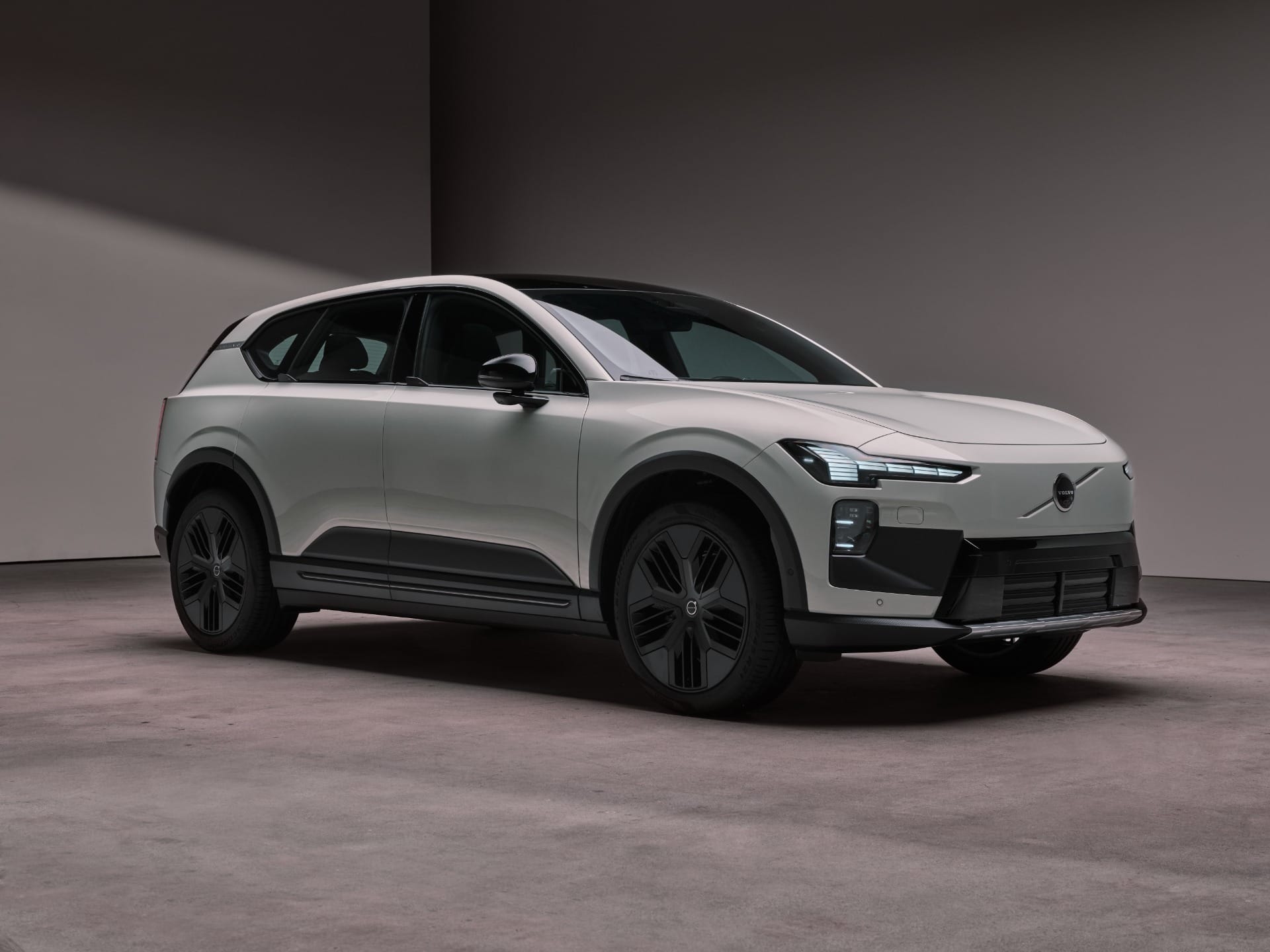 Lateral do novo Volvo EX60 contribui para coeficiente aerodinâmico de 0,26