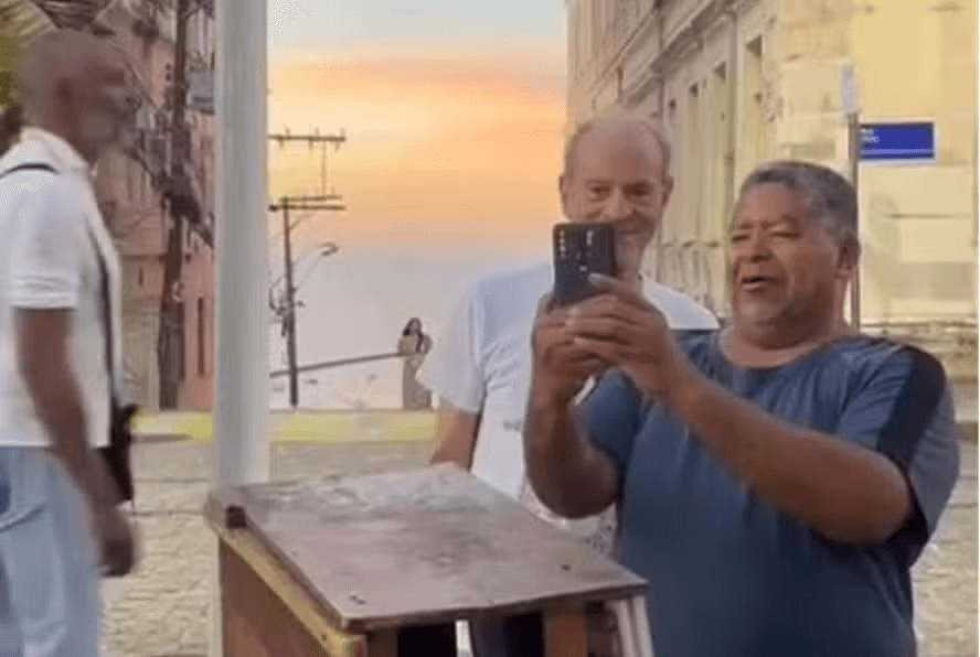 Fã pede foto com Ney Matogrosso e chama cantor de Caetano Veloso; assista
