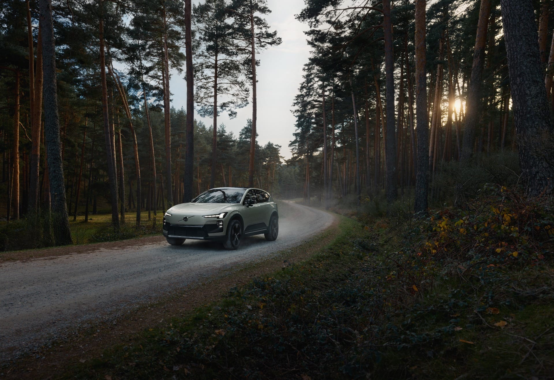 Volvo EX60 em movimento destaca proposta de eficiência e uso em longas distâncias