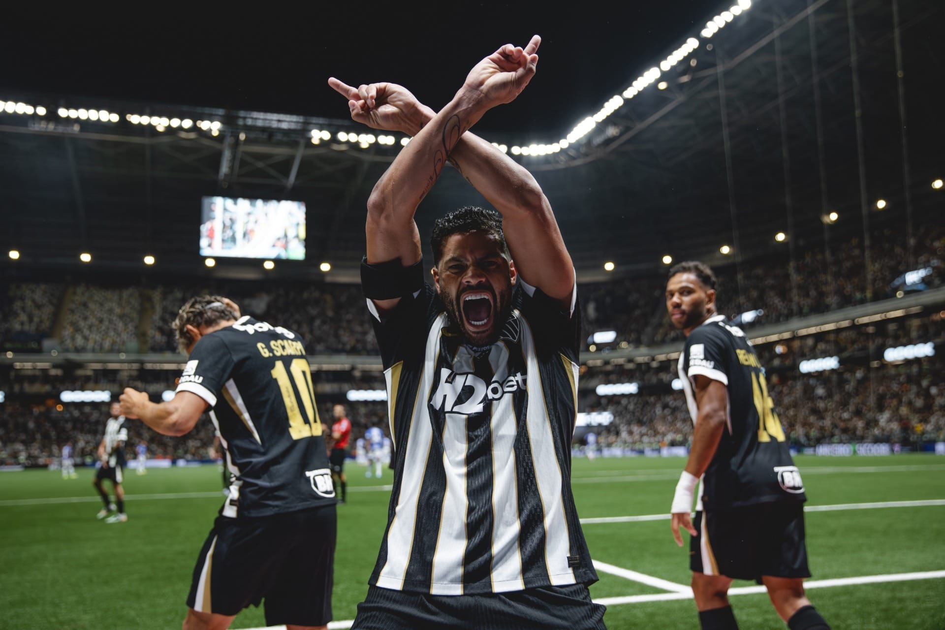 Hulk decide, Atlético-MG vira sobre Cruzeiro e vence a primeira no Mineiro
