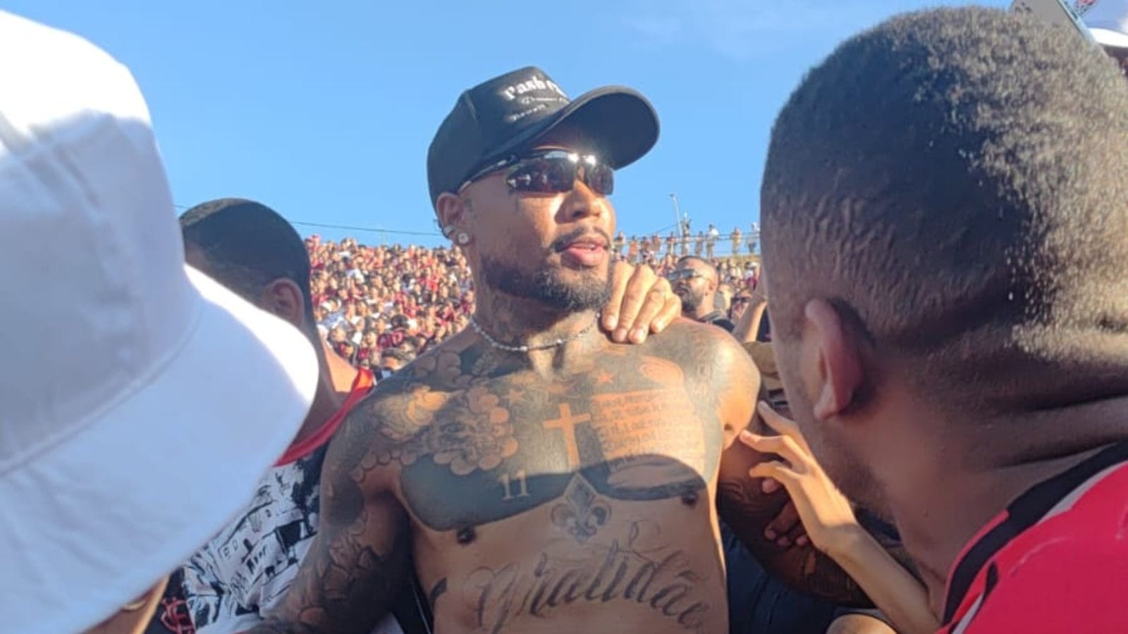 Marinho assiste ao clássico Vitória x Bahia no meio da torcida; veja