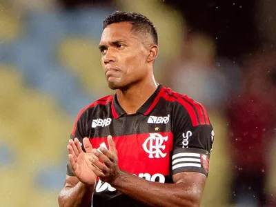 Após Copa frustrante, Flamengo renova com Alex Sandro até o fim de 2027