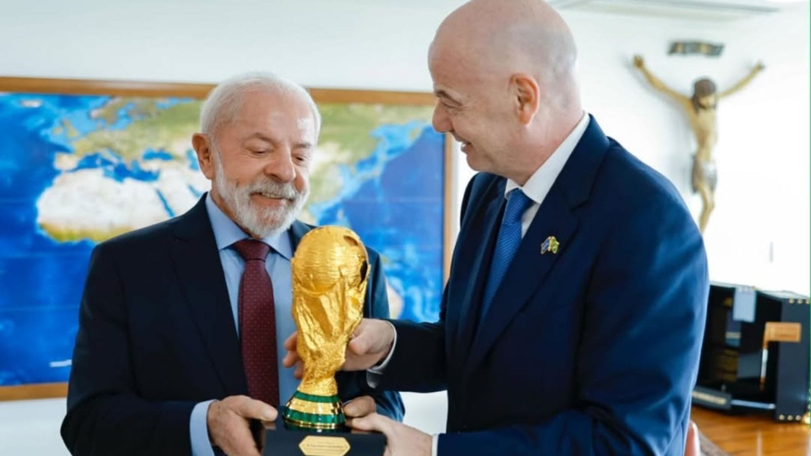 Lula se reúne com Infantino e pede Copa do Mundo de Clubes no Brasil