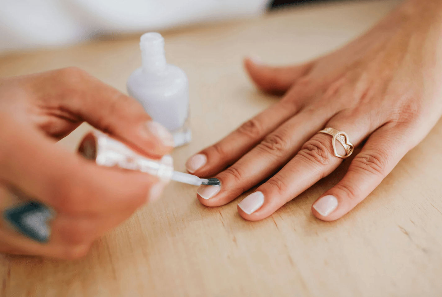Algodão, acetona pura e tempo de espera são essenciais para remover o gel sem danificar a unha natural | Crédito: Canva