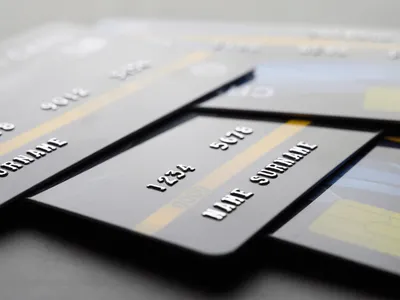 Juros do cartão de crédito caem com a Selic? Especialista faz alerta