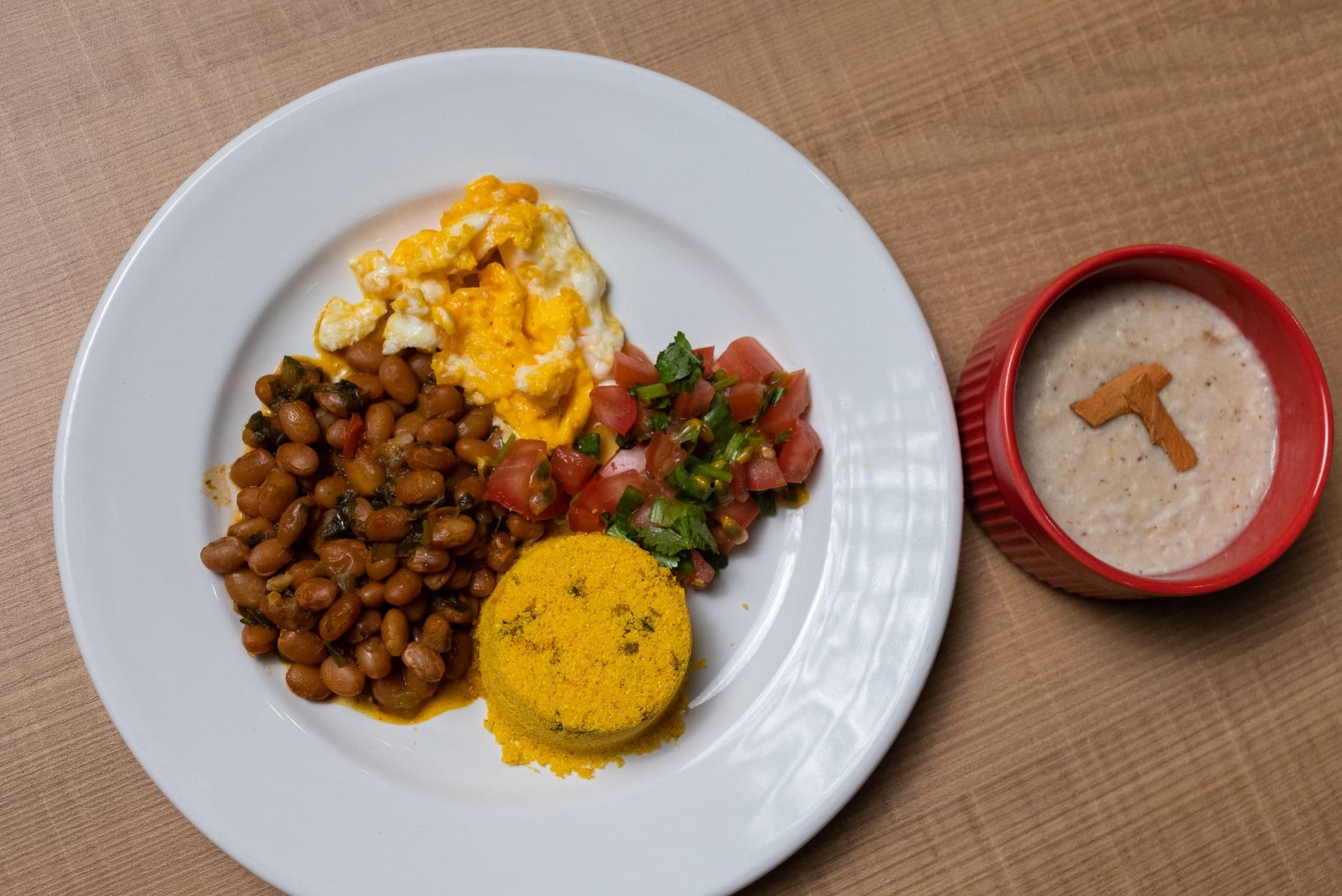 Feijão, farofa de mandioca, vinagrete e doce de banana com coco | Band Receitas