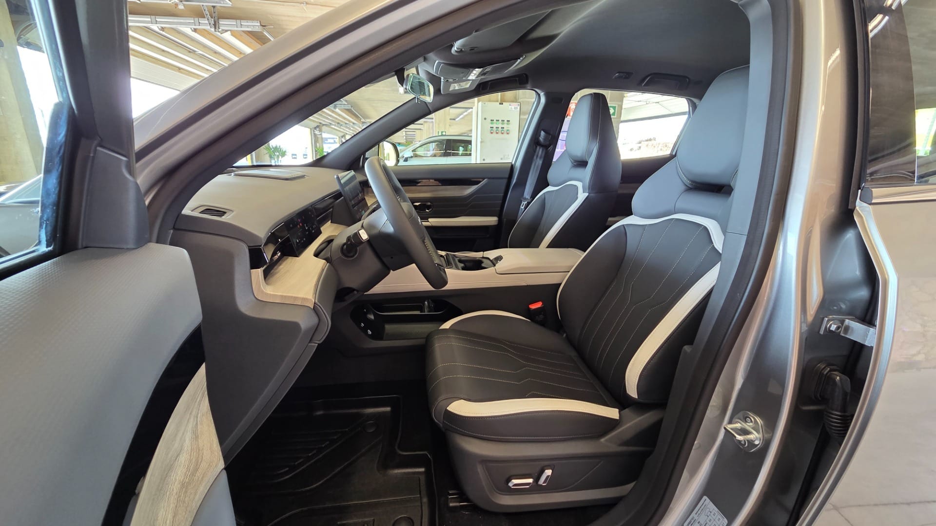 Interior do Jetour S06 aposta em acabamento moderno e ampla oferta de porta-objetos