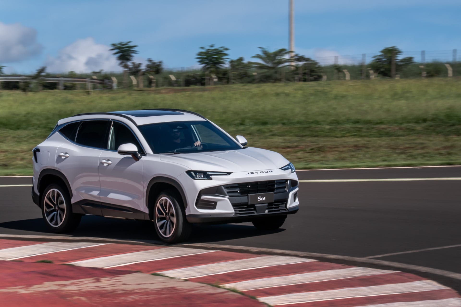 Jetour S06 aposta em linhas marcantes para competir no segmento de SUVs médios