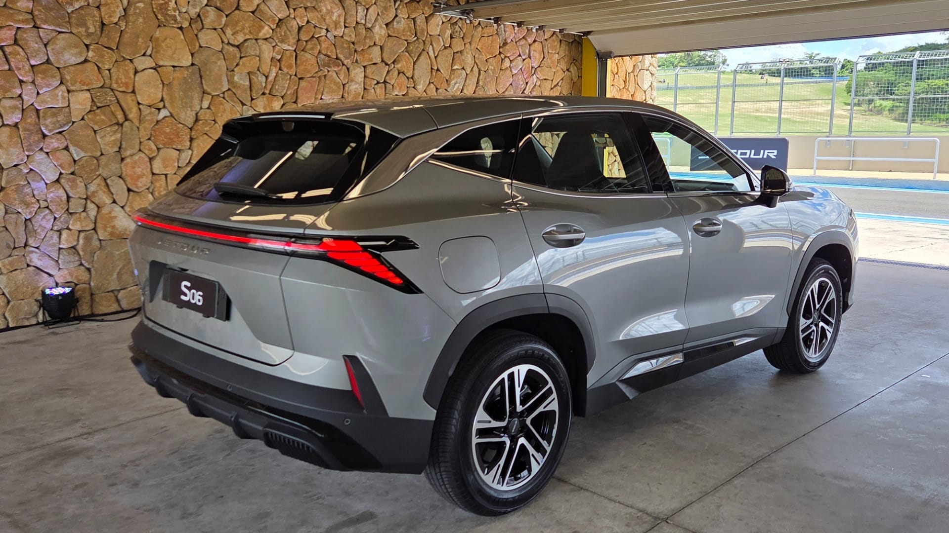 Jetour S06 aposta em linhas marcantes para competir no segmento de SUVs médios