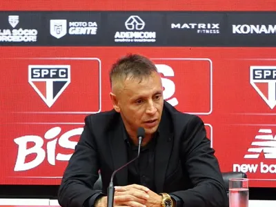 São Paulo promove Rafinha que comandará renovação do elenco; entenda