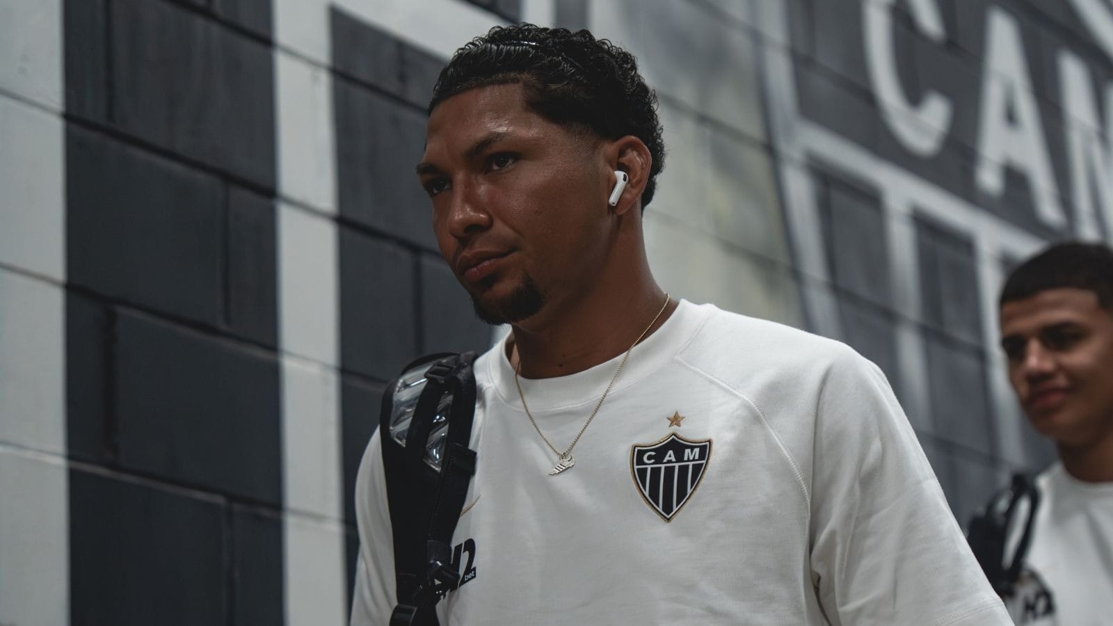 Santos chega a acordo verbal por Rony e aguarda jogador para exames médicos