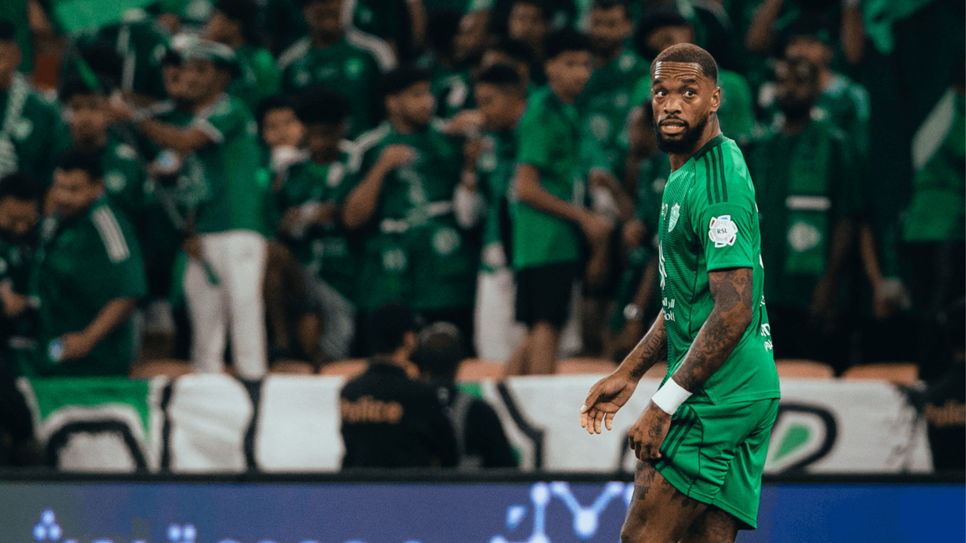 Hat-trick de Ivan Toney garante goleada do Al Ahli sobre o Al Ettifaq