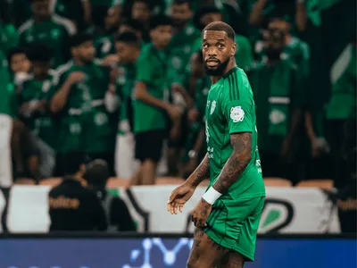 Hat-trick de Ivan Toney garante goleada do Al Ahli sobre o Al Ettifaq