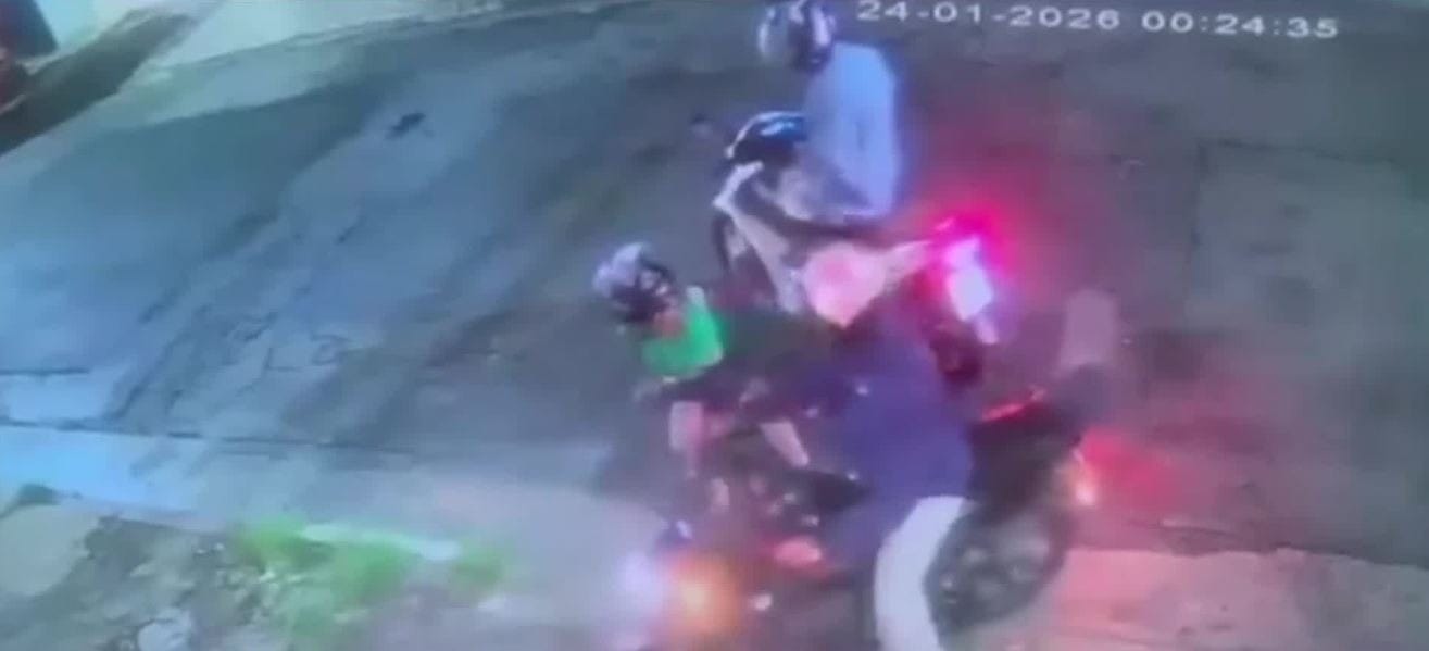 Mulher é assaltada na porta de casa e obrigada a gravar senha por áudio