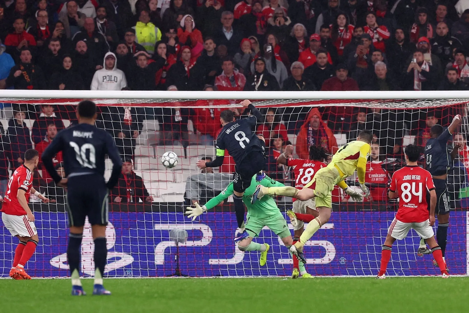Trubin salta para marcar gol do Benfica sobre Real Madrid. Foto: REUTERS/Pedro Nunes
