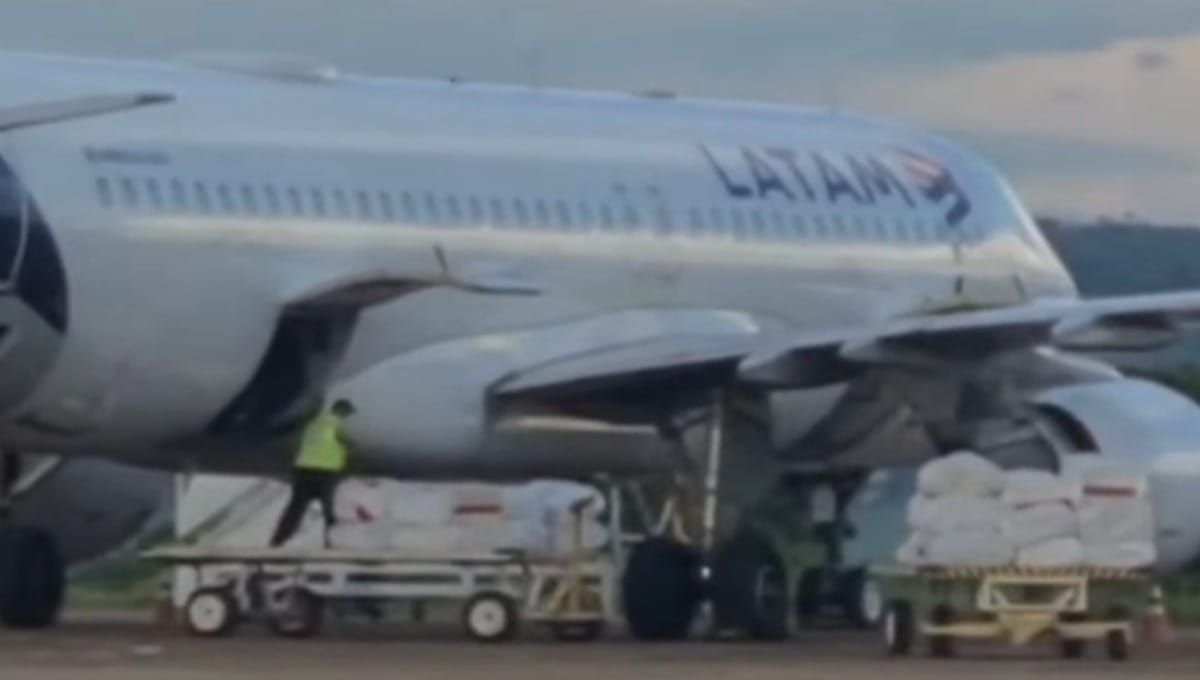 Avião da Latam faz pouso de emergência após explosão de bateria portátil