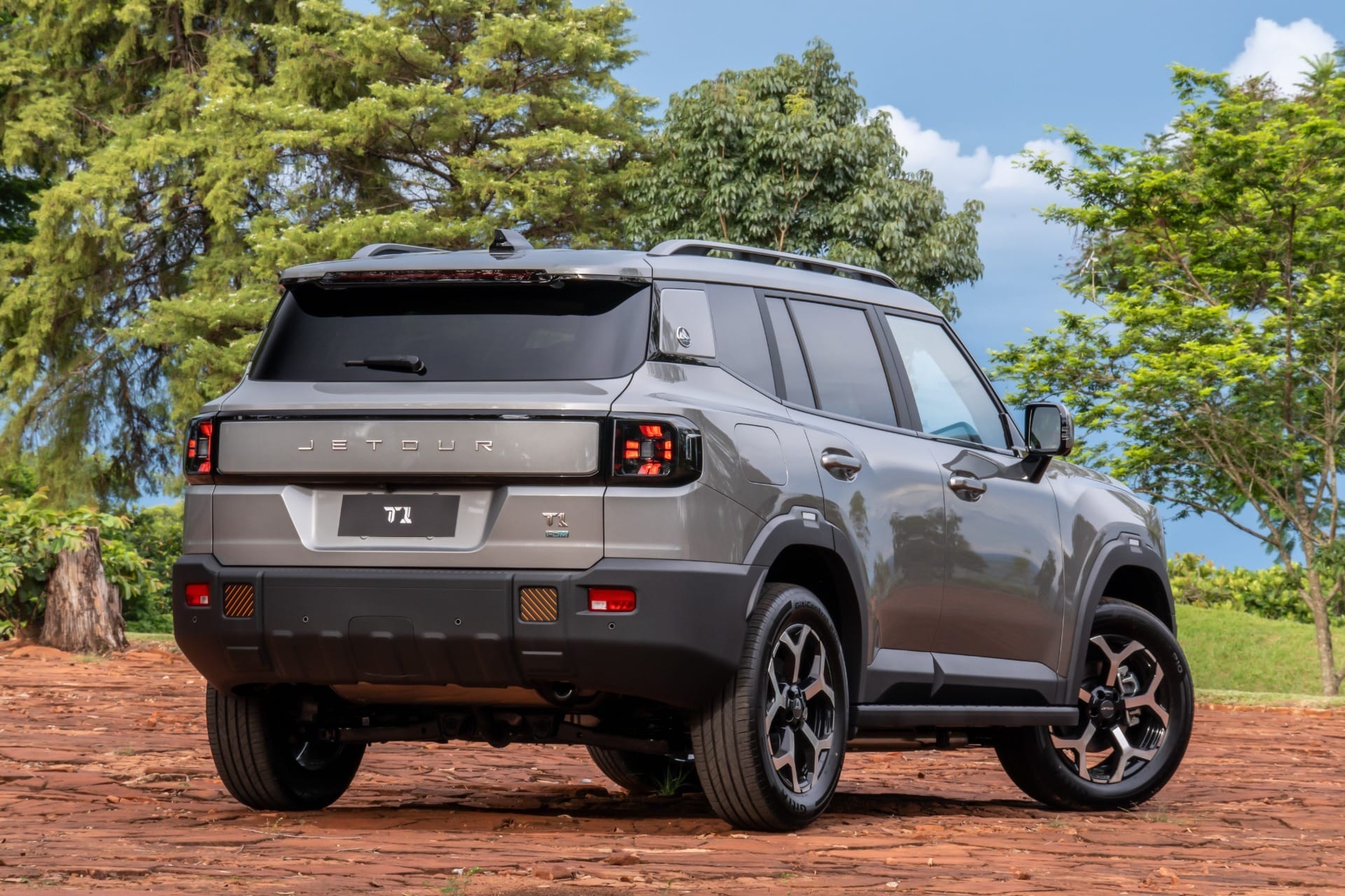 Conjunto traseiro reforça aparência robusta do SUV híbrido plug-in