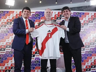 Em apresentação, banner cai e quase atinge cabeça de Mano Menezes