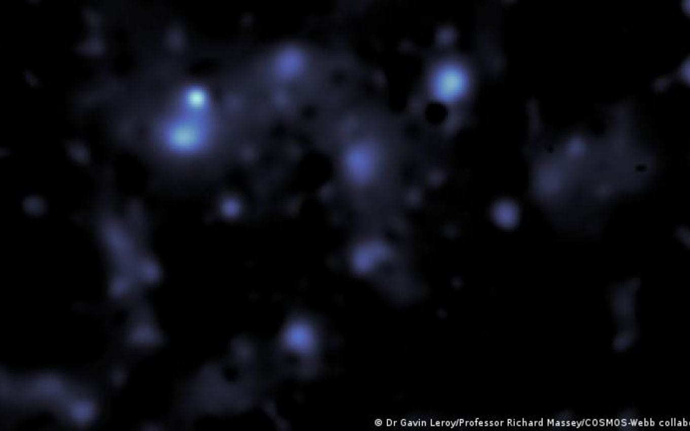 O mapa mostra como a matéria escura atua como a estrutura oculta sobre a qual as galáxias visíveis são construídas | Crédito: Gavin Leroy/Professor Richard Massey/Cosmos-Webb collaboration/DW