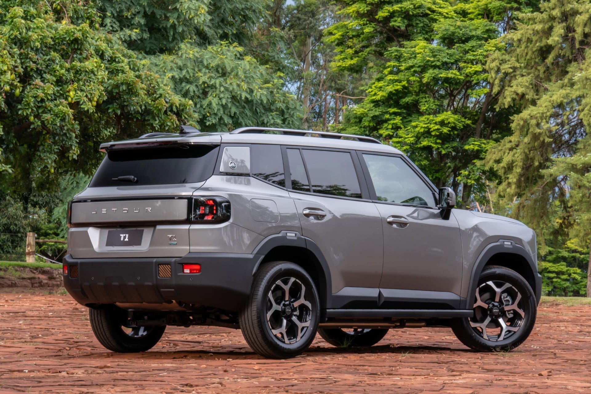 Vista lateral reforça inspiração off-road apesar da tração dianteira