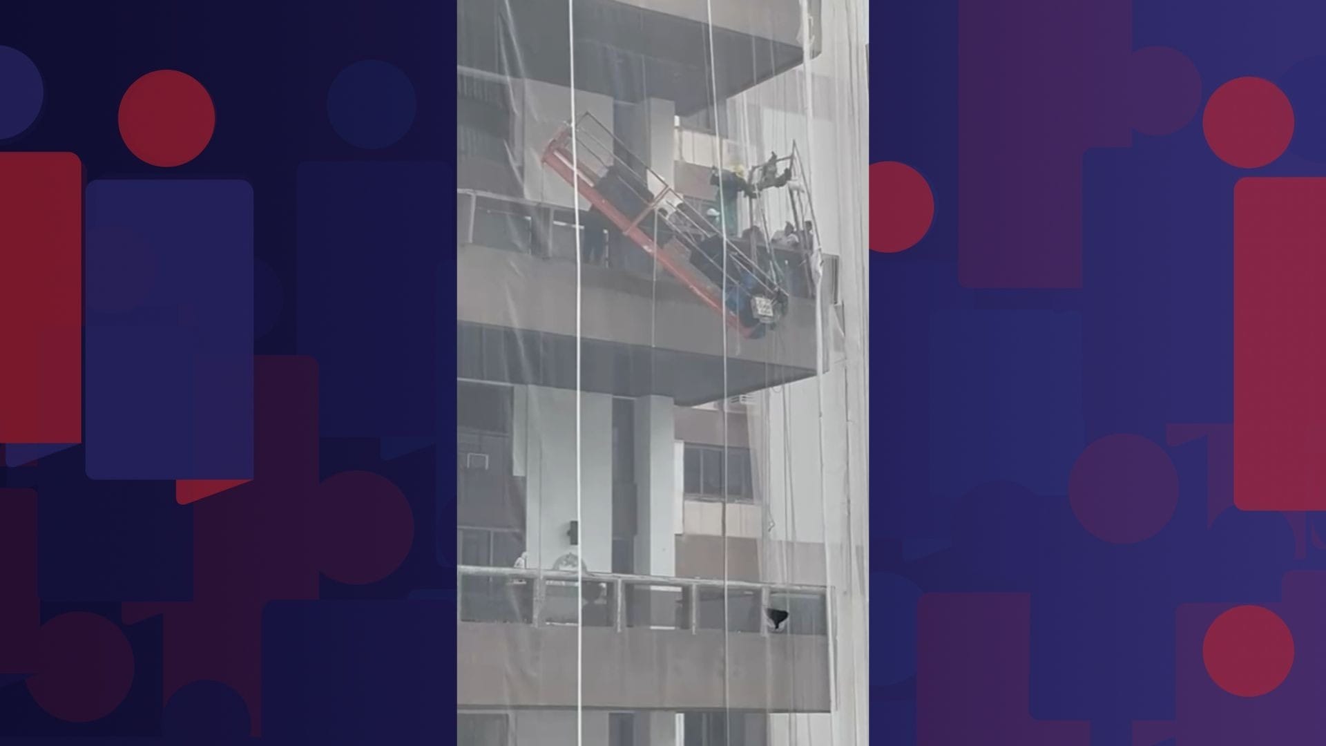 Operário é resgatado após andaime se soltar em obra na Barra