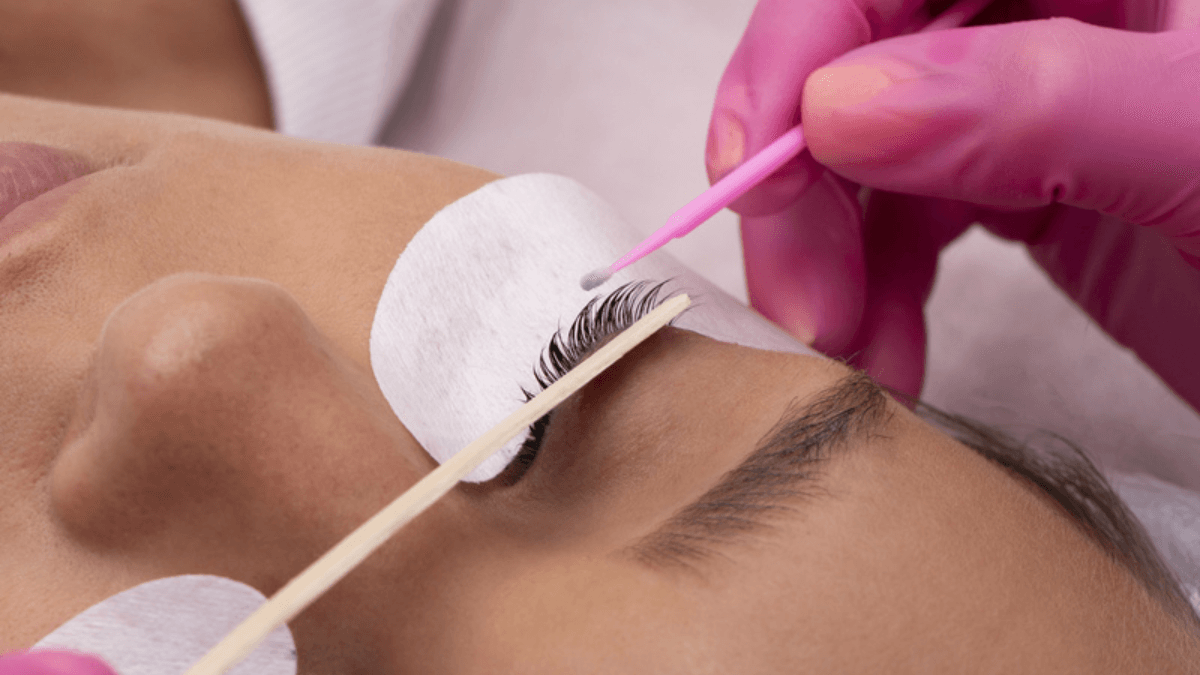 Extensão de cílios pode trazer riscos à saúde dos olhos