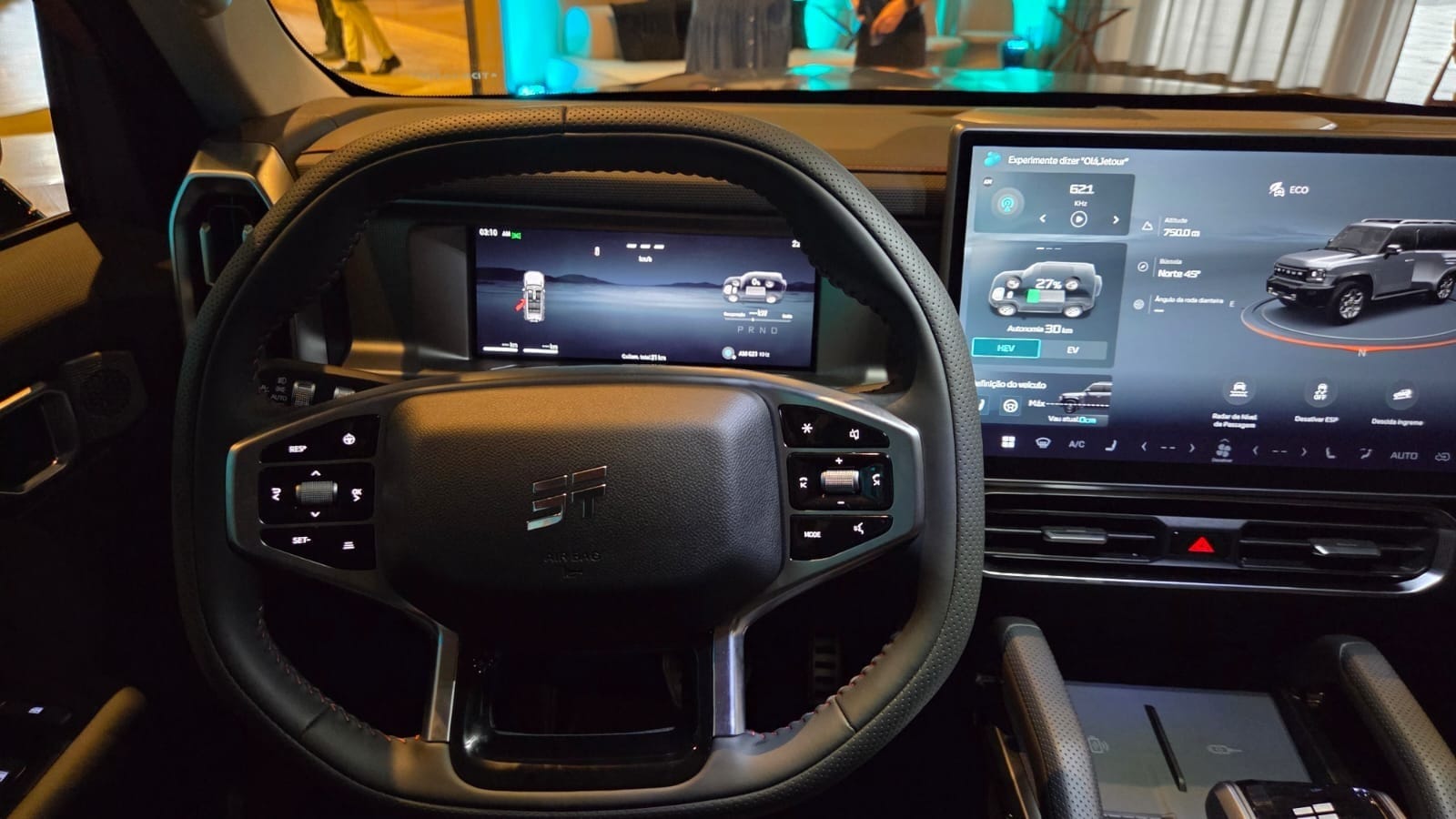 Volante multifuncional concentra comandos do sistema híbrido e assistências