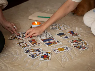 'O Pendurado' é a carta de tarot de fevereiro de 2026; saiba o significado