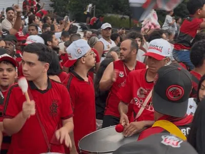 Torcida do Flamengo faz festa para receber time em Brasília; assista