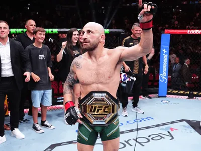 Volkanovski vence Diego Lopes no UFC 325 e iguala recorde de José Aldo