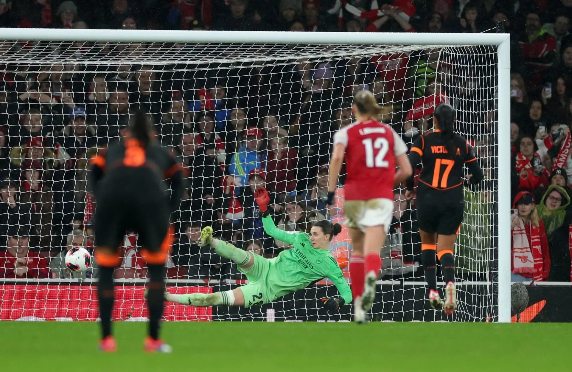 Arsenal x Corinthians: Vic Albuquerque faz gol de pênalti. Foto: REUTERS/Ian Walton