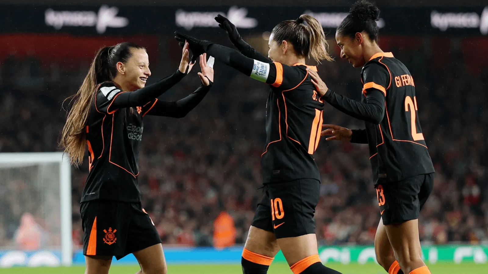 Gabi Zanotti comemora gol do Corinthians sobre Arsenal. Foto: REUTERS/Ian Walton