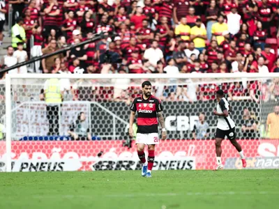 Lucas Paquetá lamenta gol perdido contra o Corinthians na Supercopa