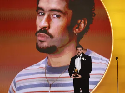 Bad Bunny faz história e vence Álbum do Ano com disco em espanhol no Grammy