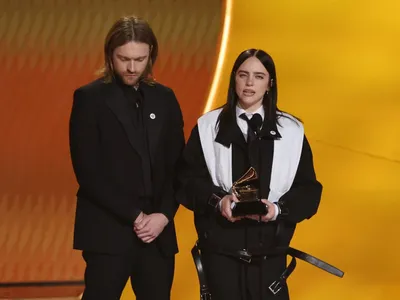 “Ninguém é ilegal em terra roubada”, diz Billie Eilish em crítica ao ICE
