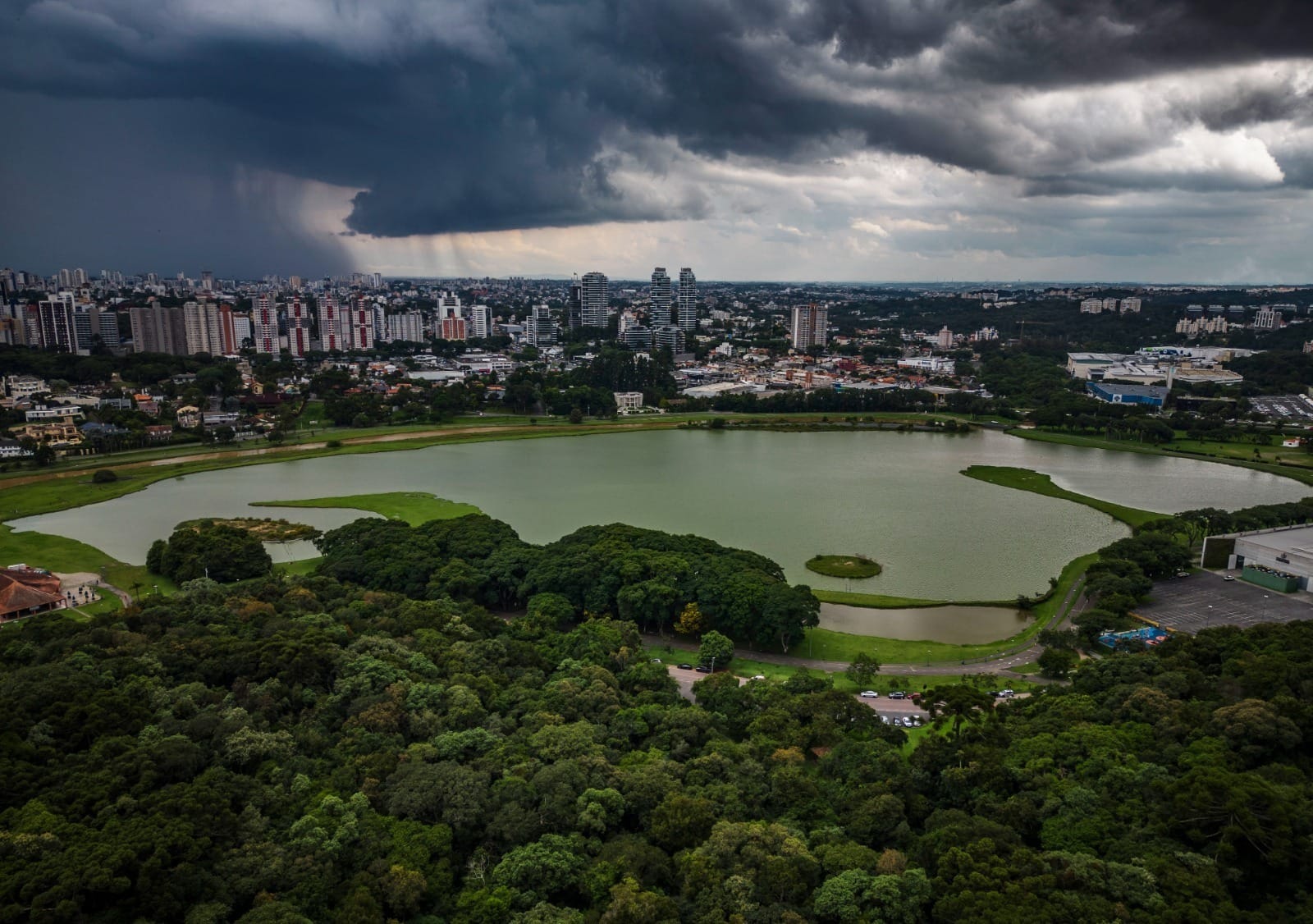 Feriado de 1º de maio altera serviços municipais em Curitiba
