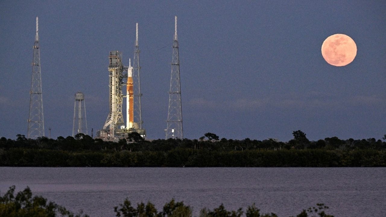 Nasa detecta vazamento em foguete que levará astronautas ao redor da Lua