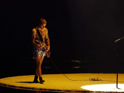 Justin Bieber aposta em visual inusitado e surge de samba-canção no Grammy