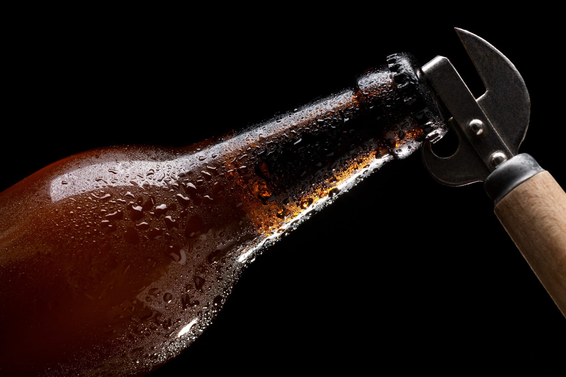 Abra os drinks com mais praticidade usando o abridor. / Foto: Freepik