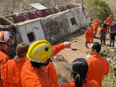 Ônibus com romeiros capota e deixa 16 mortos e feridos em Alagoas