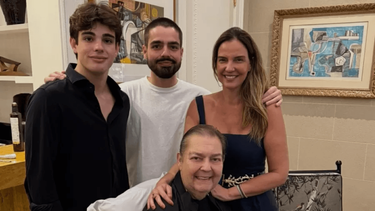 Faustão faz rara aparição em nova foto com filhos; veja como ele está