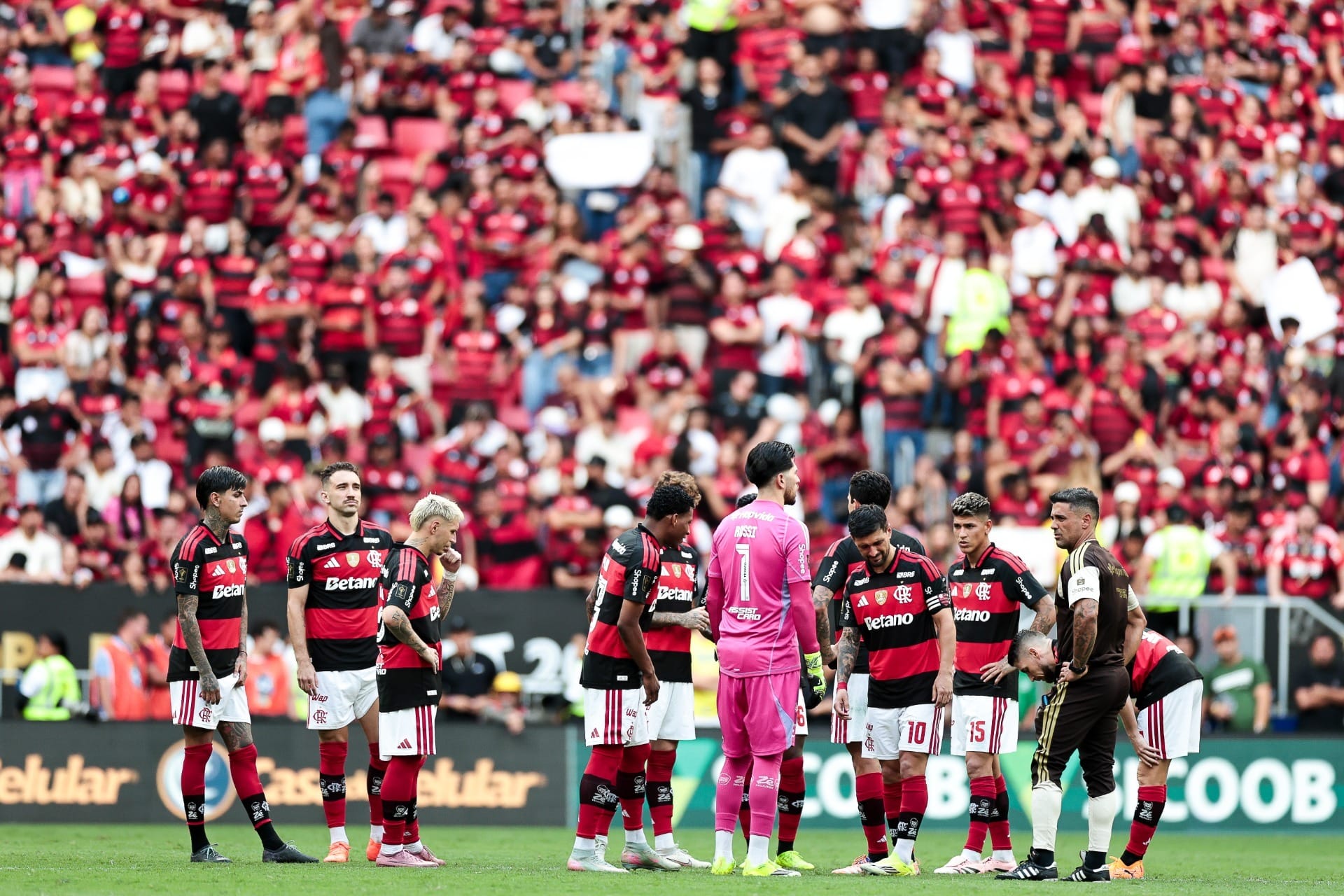 Organizada do Flamengo faz críticas ao elenco: "Achando que está na Disney"