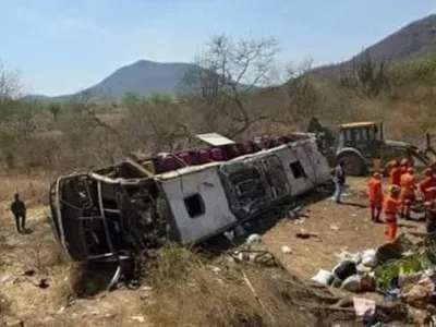Perícia descarta falha mecânica em ônibus que capotou em AL; 16 morreram