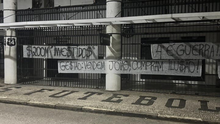 Torcedores do Santos protestam com faixas na Vila Belmiro e no CT