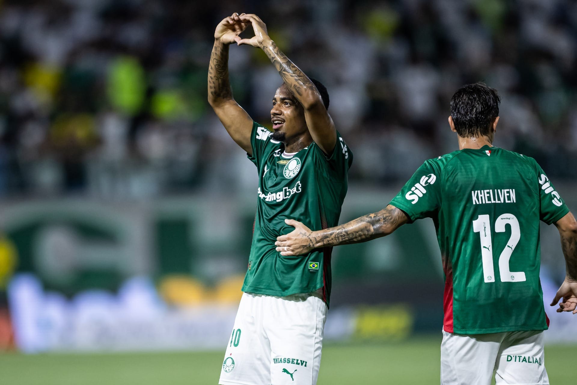 Palmeiras atropela Vitória e vira vice-líder do Brasileirão