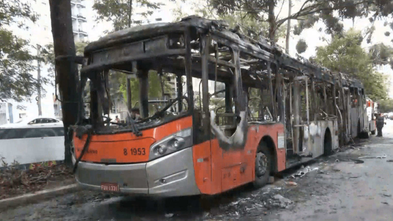 Ônibus pega fogo na avenida Rebouças em São Paulo